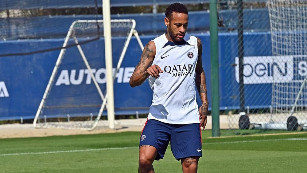 نيمار يرفض الرحيل عن باريس سان جيرمان ويرافق بعثة الفريق لخوض نهائي كأس الأبطال الفرنسي