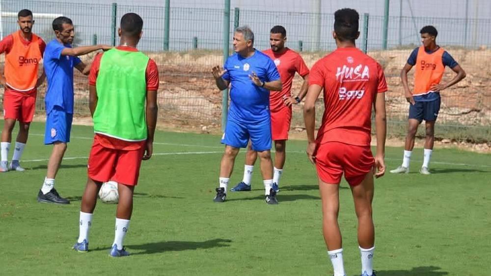 ماركوس باكيتا يقود أول حصة تدريبية لحسنية أكادير تحضيرا للموسم الكروي الجديد