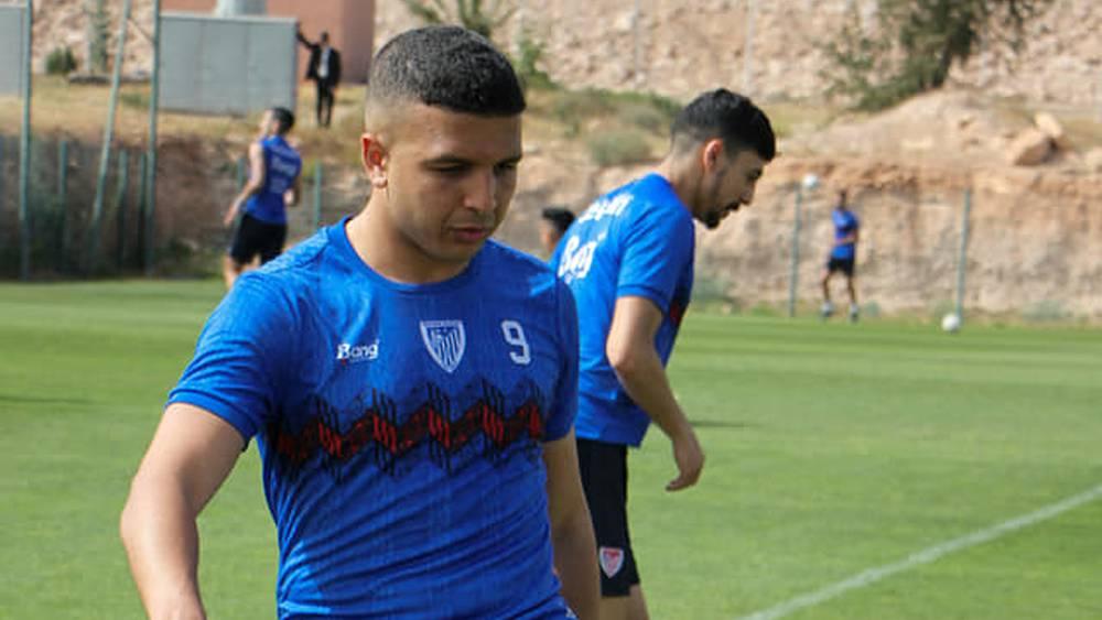 الخلوة يلجأ للجامعة لفسخ عقده مع المغرب التطواني والأخير يستعين بمفوض قضائي لإثبات غيابه عن التداريب