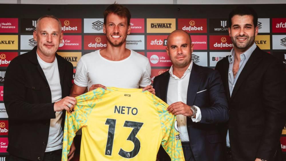 رسميًا/ حارس برشلونة "نيتو" يُكمل انتقاله إلى بورنموث