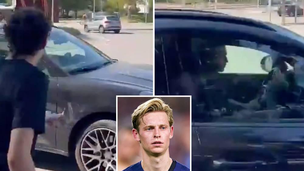 مشجعون لبرشلونة يهاجمون فرينكي دي يونغ أمام مقر برشلونة: "قم بتخفيض راتبك أيها الأحمق"