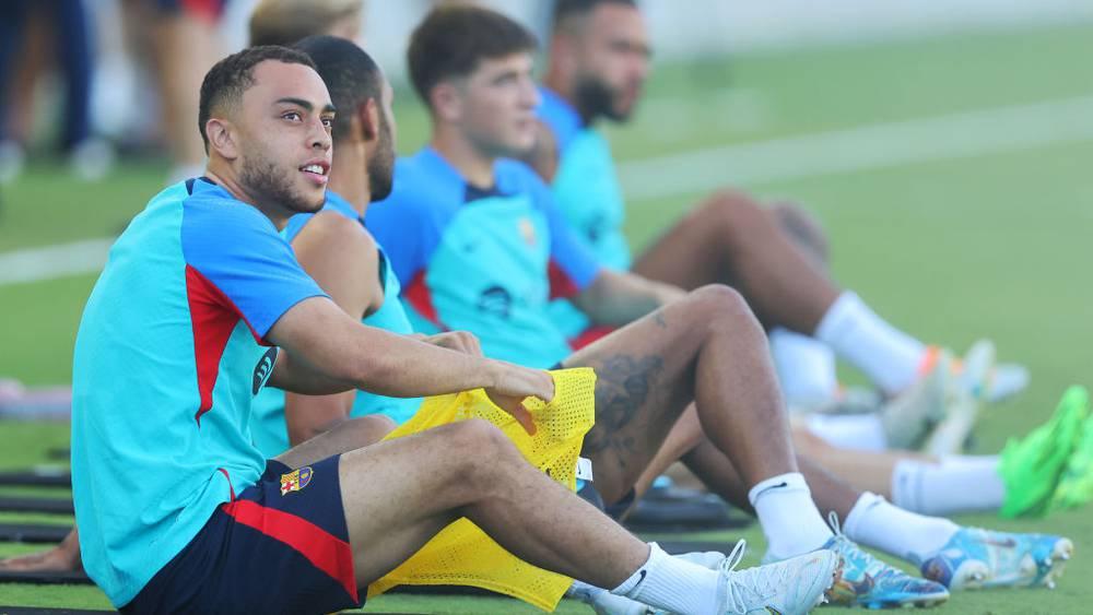 سيرجينو ديست يرفض الرحيل عن برشلونة رغم "رسائل" تشافي