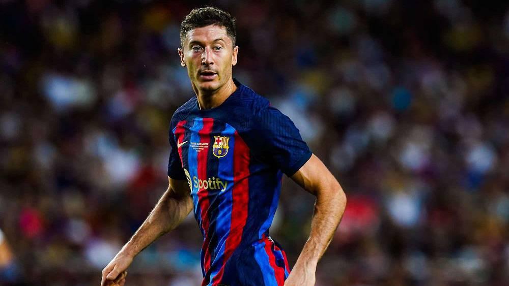 ليفاندوفسكي: "مضى وقت طويل على برشلونة دون الفوز بالألقاب وهذا هو الوقت المثالي لفعل ذلك"