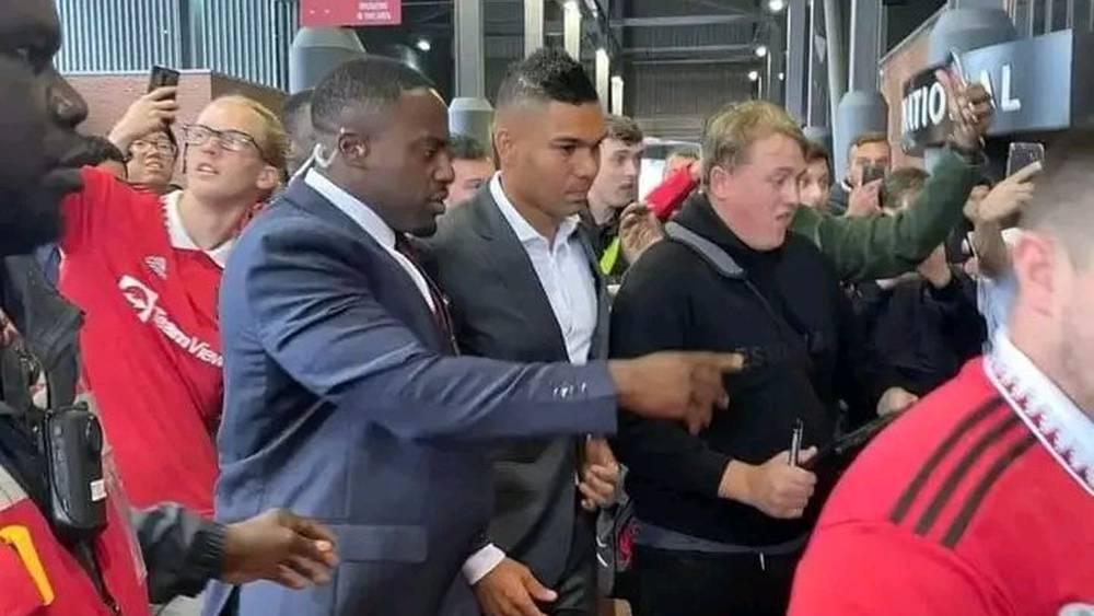 كاسيميرو يصل لملعب "أولد ترافورد" من أجل متابعة مباراة فريقه مانشستر يونايتد وليفربول