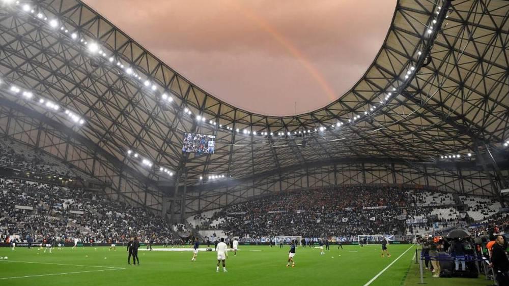 Renoncer aux matches de nuit? Le sport face au défi de la sobriété énergétique