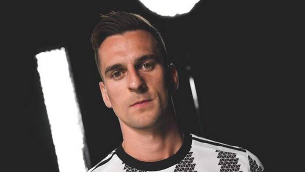 رسميًا/ يوفنتوس يتعاقد مع المهاجم البولندي ميليك قادمًا من مارسيليا