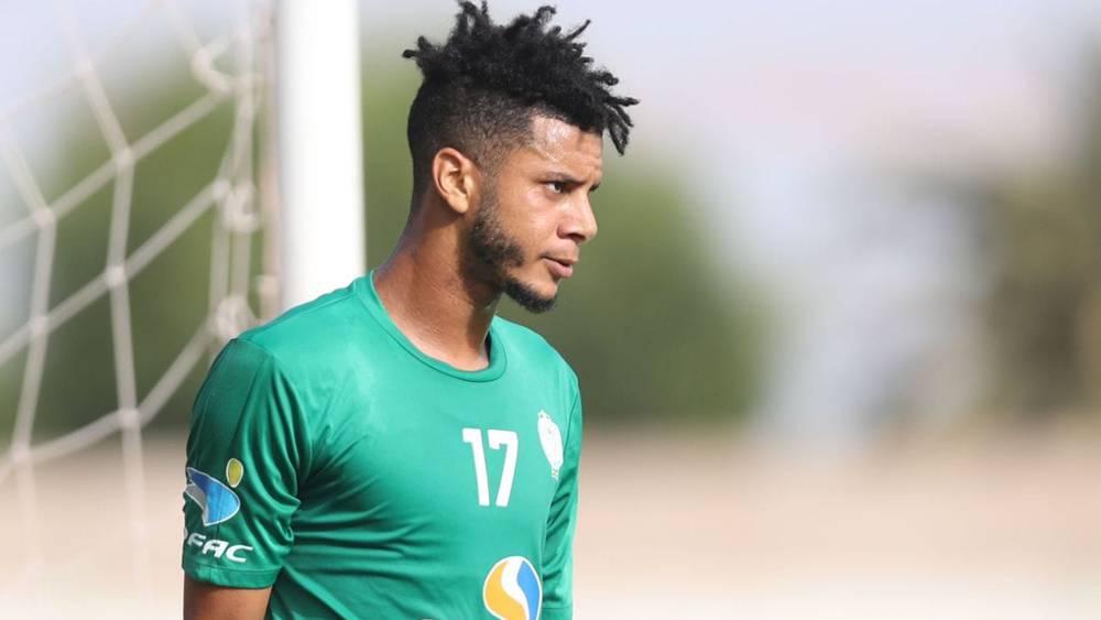 بسبب مشكله الإداري مع العربي الكويتي.. الرجاء يقترب من فسخ عقد المهاجم حمزة خابا