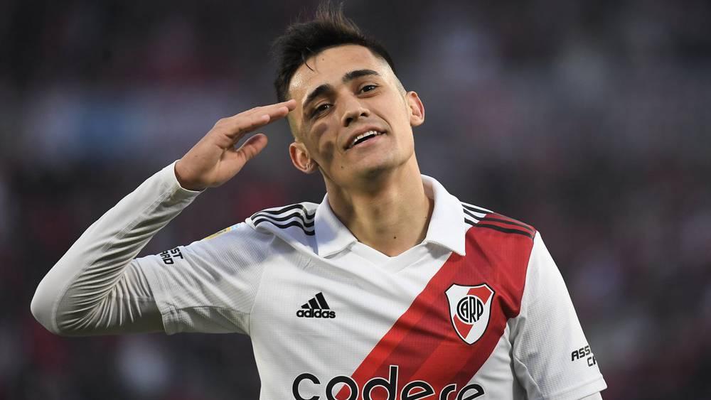 سولاري (لاعب ريفر بليت): "بعض المشجعين صرخوا في وجهي بأن تشيلي لن تلعب كأس العالم.. ربما كانوا يعتقدون بأنني تشيلي بينما أنا أرجنتيني"!