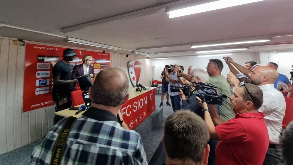 انضمام بالوتيلي يُسبب "ضجة" في سويسرا.. 52 صحفيًا يحضرون مؤتمر تقديمه مع سيون