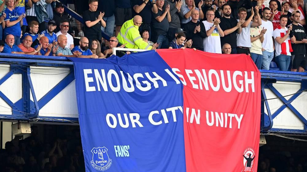 بلافتة تحمل عبارة "لقد طفح الكيل.. مدينتنا متحدة".. جماهير إيفرتون وليفربول يتحدون ضد الشغب