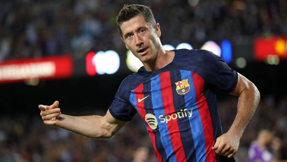 بويول: "ليفاندوفسكي يستحق الكرة الذهبية وبرشلونة من بين المرشحين للفوز بدوري الأبطال"