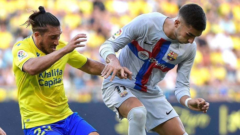 توقف مباراة برشلونة وقادش في "الليغا" في دقيقتها الـ82' وعودة اللاعبين إلى غرف تغيير الملابس بسبب أزمة صحية لأحد المشجعين في المدرجات