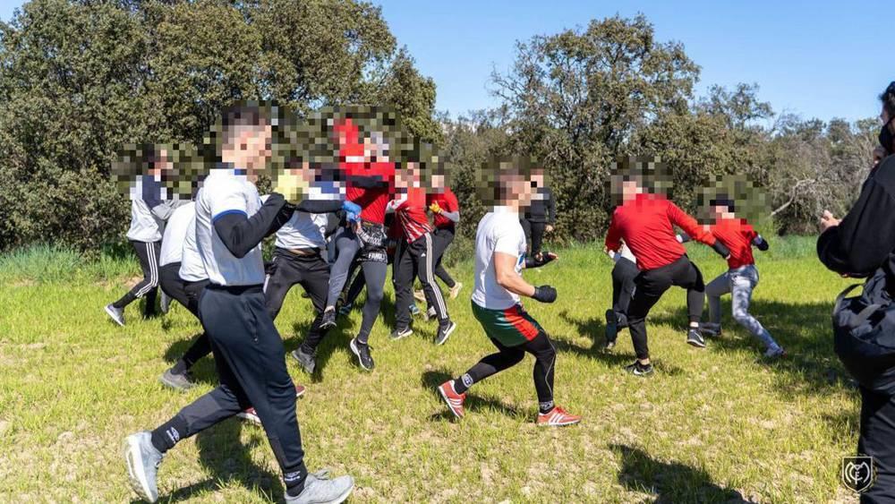 بالصور/ 20 مشجعًا من جماهير ريال مدريد وأتلتيكو مدريد يتفقون على دخول "قتال شوارع" قبل الديربي