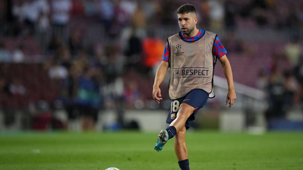 جوردي ألبا يُقرر البقاء والقتال على مركزه في برشلونة