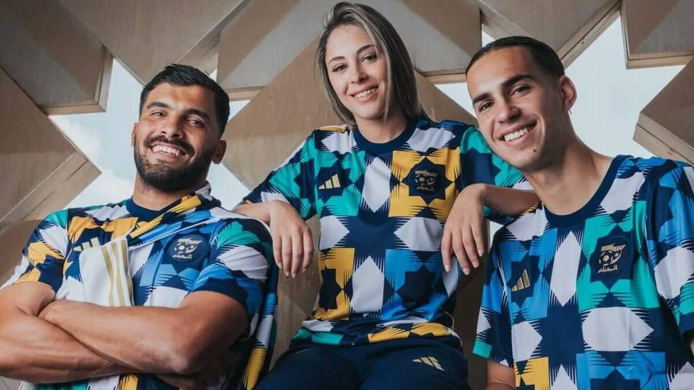 وزارة الشباب والتواصل والثقافة توجه إنذارا لشركة "أديداس" لنسبها "الزليج المغربي" في قميص إحماءات منتخب "الخضر" للثقافة الجزائرية