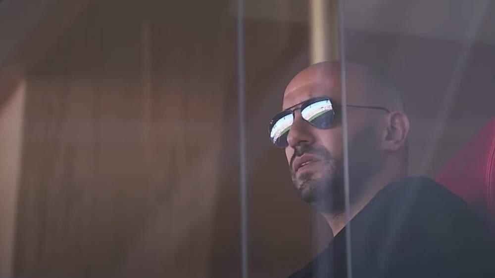 الركراكي حاضر في مدرجات "مركب مولاي عبد الله" لمُعاينة أطوار لقاء الجيش الملكي والدفاع الجديدي