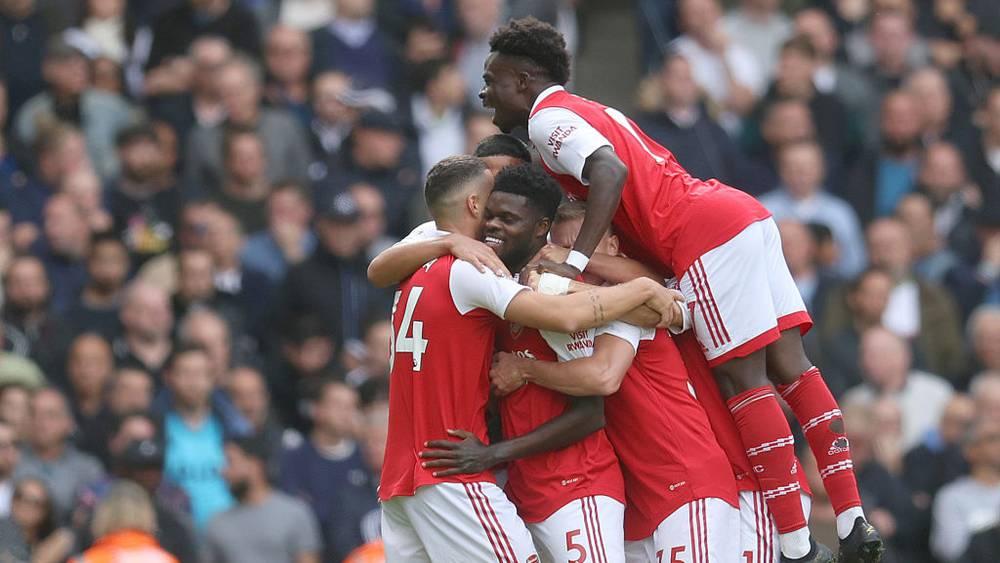 الدوري الإنجليزي/ آرسنال يُلحق بتوتنهام أول خسارة في الموسم ويستريح على القمة