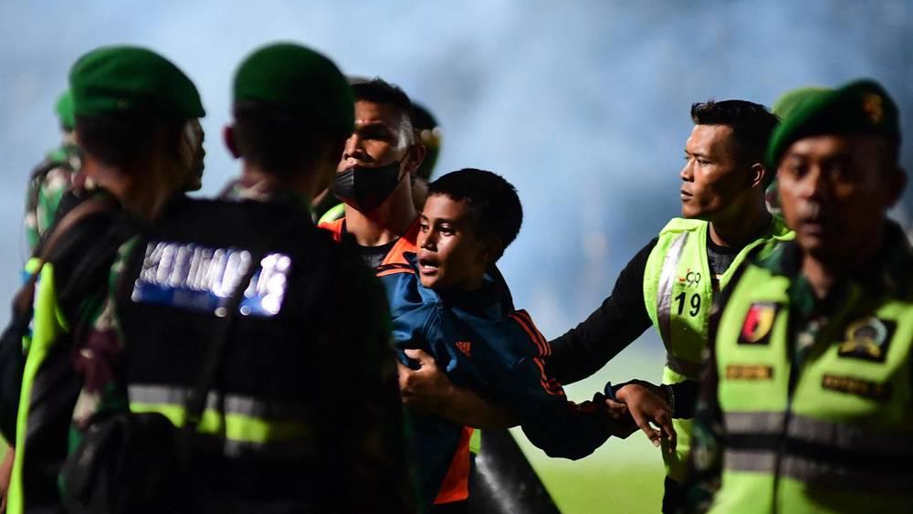 32 طفلا توفوا في "مأساة" ملعب إندونيسيا أصغرهم لا يتجاوز عمره 3 سنوات!