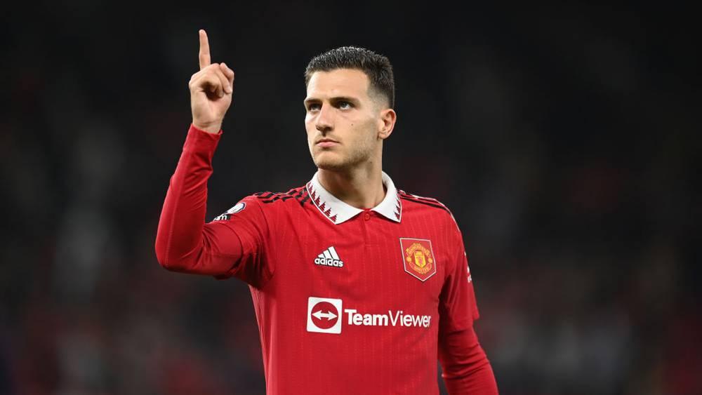 "سبورت"/ مُدافع مانشستر يونايتد "دالوت" على رأس طلبات برشلونة في يناير