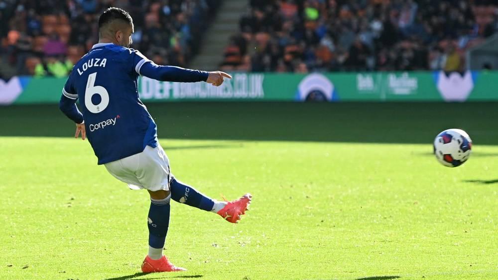 لوزا يسجل هدفًا من ركلة حرة وفريقه واتفورد ينهزم أمام بلاكبول (3-1) في دوري البطولة الإنجليزية