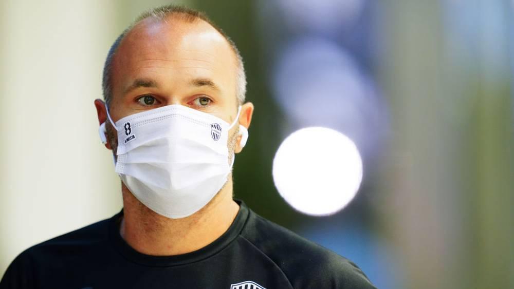 إنييستا: "أرحب بالرجوع إلى برشلونة مرة أخرى وأرى عودة ميسي معقدة"