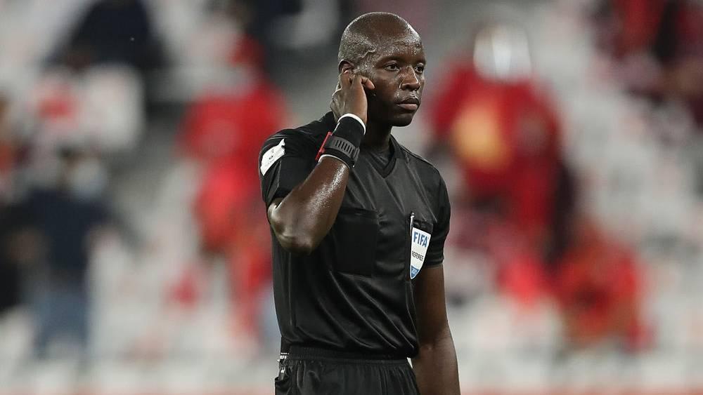 "الكاف" يُعين السنغالي ماغيت نداي لقيادة مباراة الإياب بين الجيش الملكي وأشانتي غولدن بويز الغيني