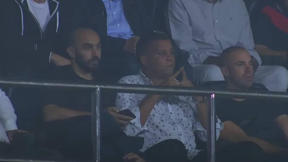 وليد الركراكي حاضر في مدرجات "مركب محمد الخامس" لمتابعة مباراة الوداد وريفرز