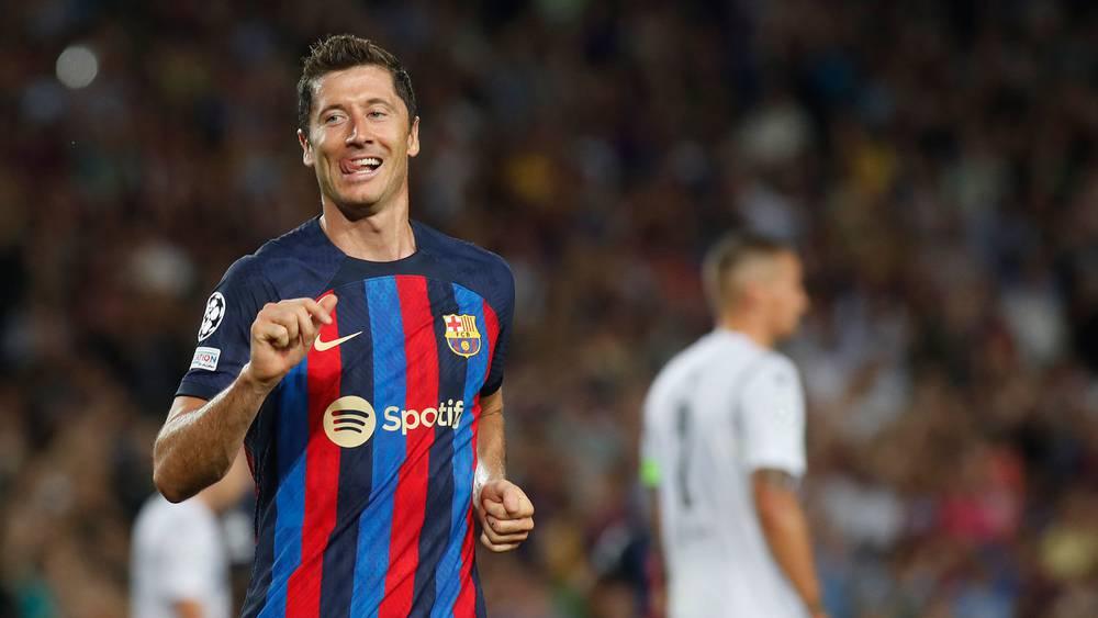 ليفاندوفسكي يُتوج بجائزة "غيرد مولر" لأفضل مهاجم في 2022