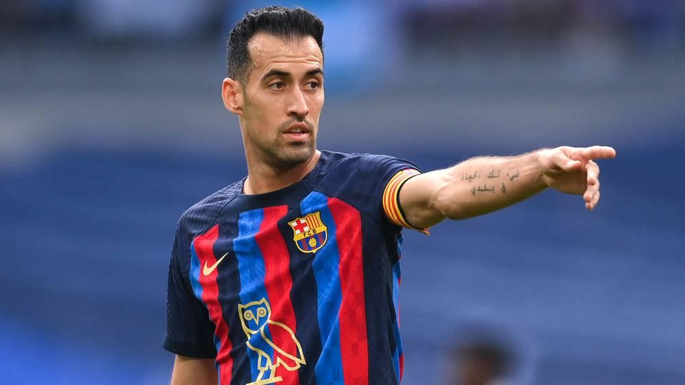 تشافي يدعم بوسكيتس بعد هفوات الكلاسيكو: "سوف يبقى لاعبًا مهمًا وجزء من هوية الفريق"