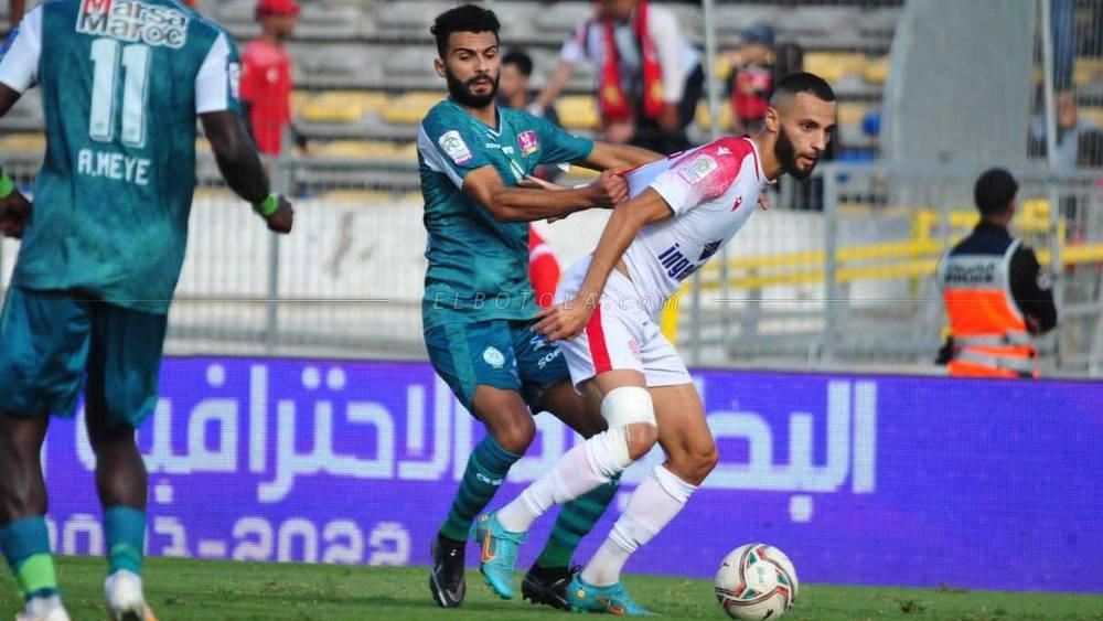 منخرطو الوداد يحتجون على بعض القرارات التحكيمية في مباراة الديربي أمام الرجاء