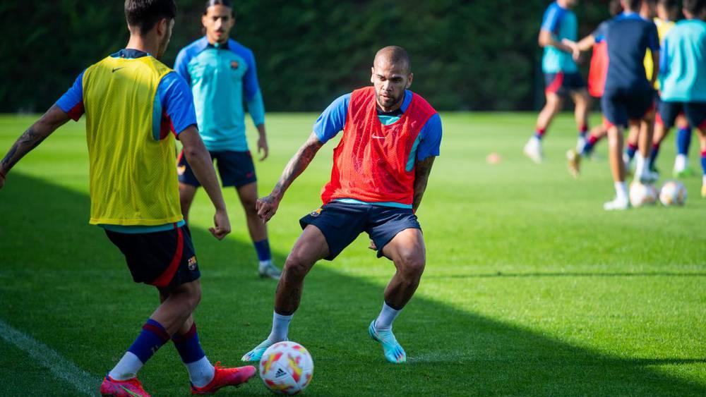 ألفيس (39 سنة) يواصل التدرب مع الفريق الثاني لبرشلونة "طمعًا" في خوض كأس العالم