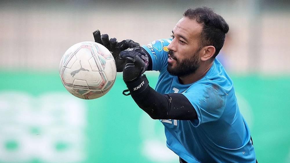 الرجاء بدون حارس احتياطي أمام الفتح بعد نقل الزنيتي إلى المستعجلات إثر تعرضه لتسمم غذائي