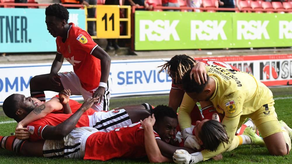 في مباراة "مثيرة" بالدوري الإنجليزي "الدرجة الثالثة".. 4 أهداف سُجلت في الوقت بدل الضائع!