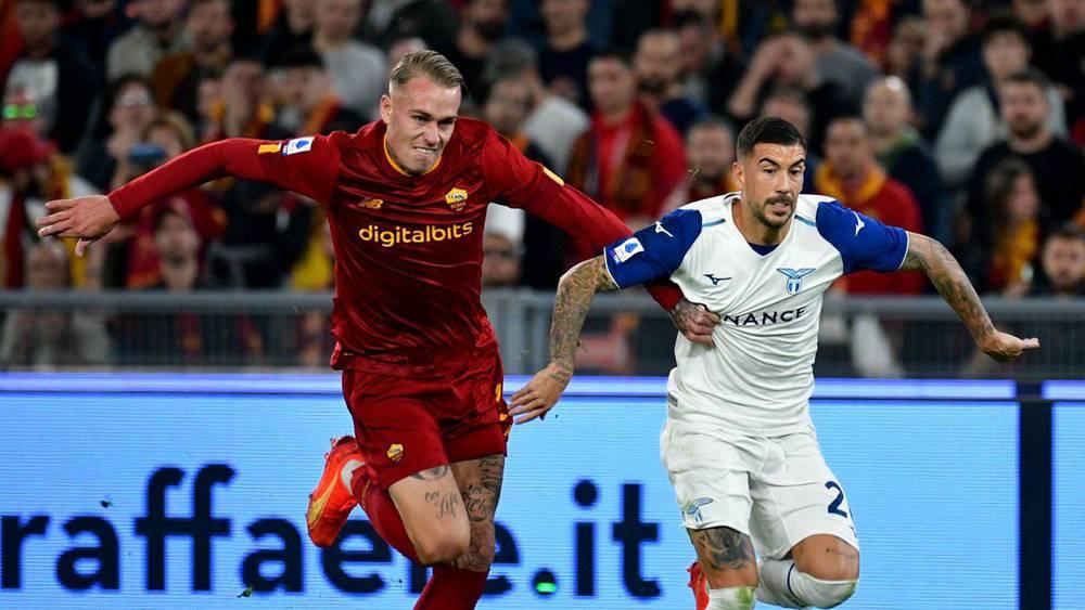 لاتسيو يحسم ديربي العاصمة الإيطالية بفوزه على روما (1-0)