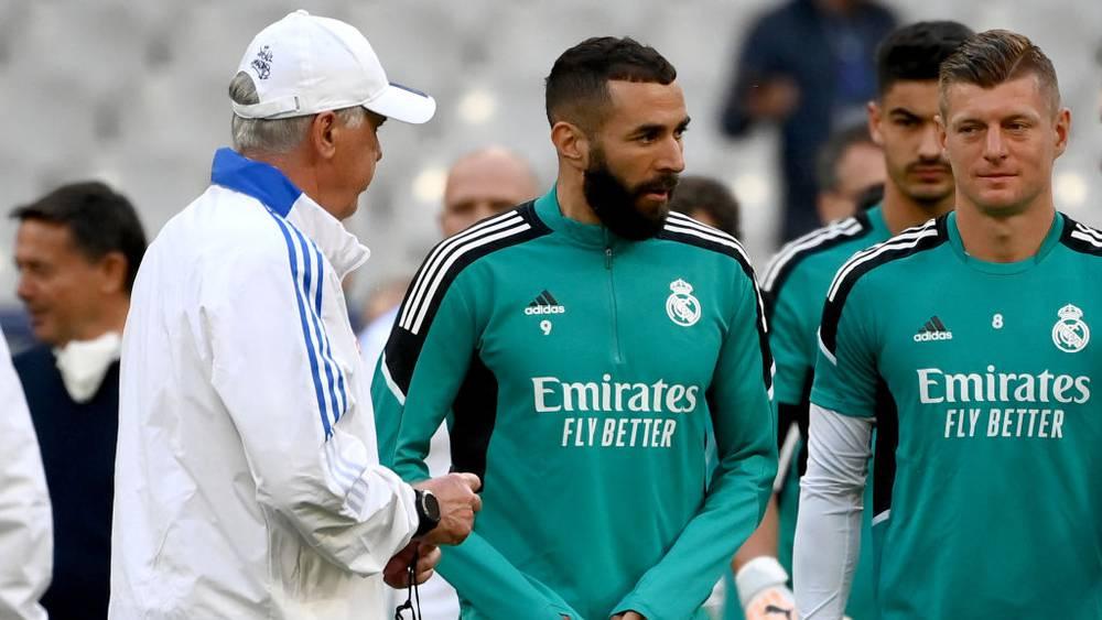 أنشيلوتي مُدافعًا عن بنزيما من تهمة تعمد الغياب عن مباريات الريال: "غير منطقي ما تتحدثون عنه"