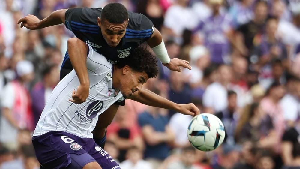 زكرياء أبو خلال يغادر الملعب مصاباً في مباراة فريقه تولوز ورين بالدوري الفرنسي