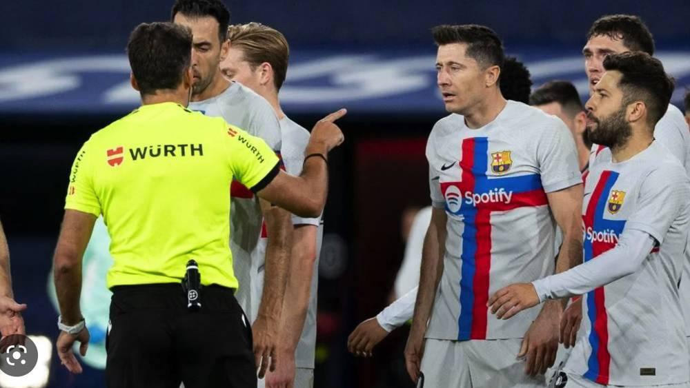 رابطة "الليغا" تُوقف ليفاندوفسكي 3 مباريات عقب طرده في مباراة أوساسونا