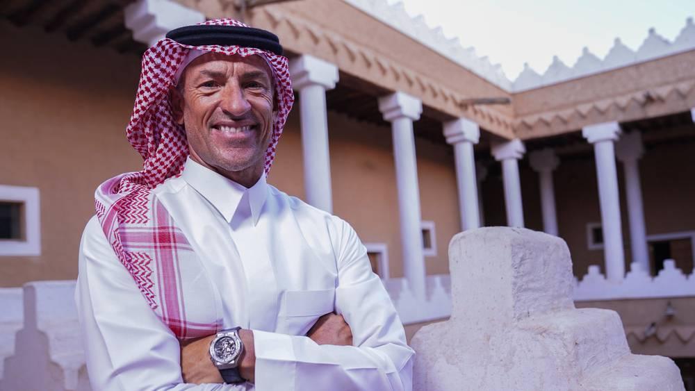 من بينهم رونار وطاقمه المساعد.. أفراد المنتخب السعودي سيرتدون الزي التقليدي عند السفر إلى قطر لخوض المونديال