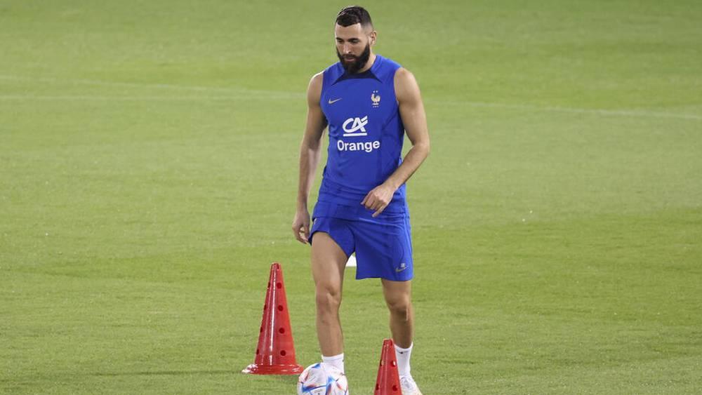 "لو باريزيان"/ بنزيما خارج المونديال بسبب تمزق عضلي