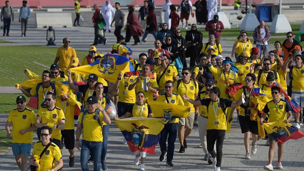 لجنة الانضباط بـ"الفيفا" تفتح إجراءً تأديبياً ضد الاتحاد الإكوادوري على خلفية هتافات مشجعين إكوادوريين خلال مباراة قطر