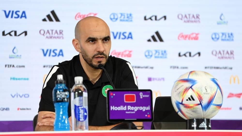 الركراكي: "حكيمي وسايس ومزراوي كانو مُصابين وبونو حتى هو كَان بْغا يلعب.. الدّْراري بْغاو يْموتو فتيران وفاش تَتلعب بالنَّية ربي متيخْيبكش"