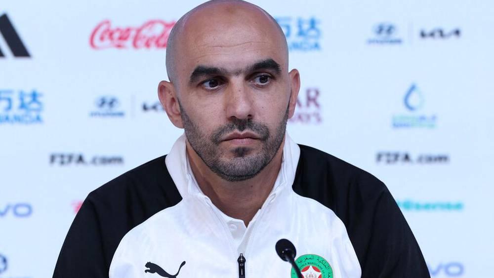 الركراكي يحذر لاعبي المنتخب المغربي من التفكير في تراكم البطاقات الصفرات أمام كندا وإمكانية الغياب عن مباراة الدور الثاني في حال تأهل "الأسود"