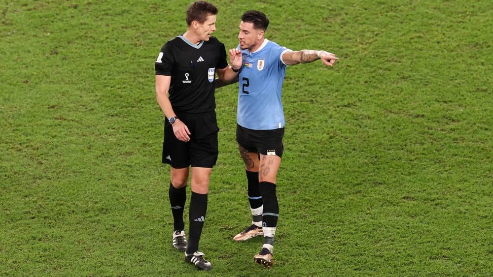 خيمينيز (مُدافع أوروغواي) يسب طاقم تحكيم مباراة غانا: "حفنة من اللصوص!"