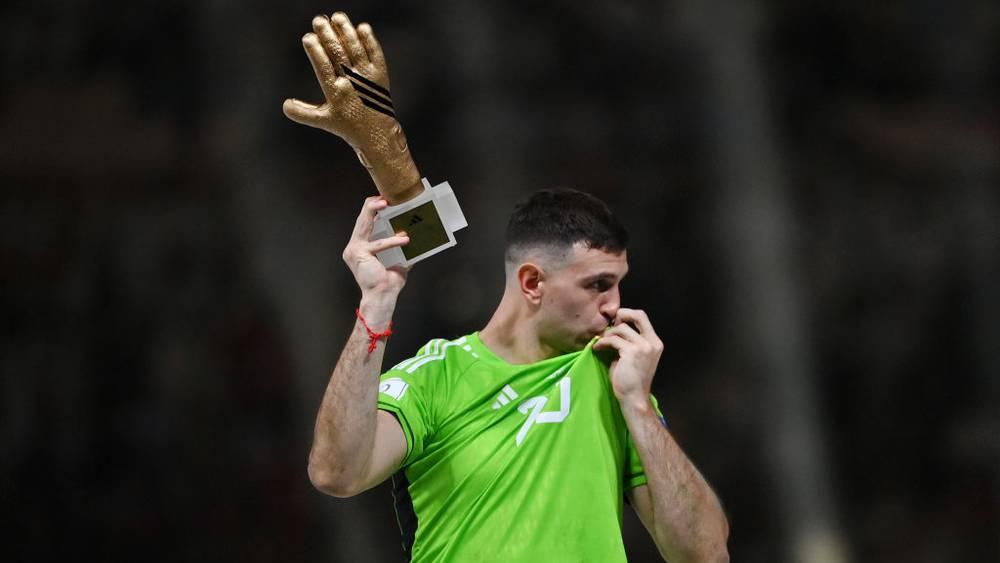 الأرجنتيني "إيميليانو مارتينيز" يربح جائزة أفضل حارس مرمى في كأس العالم 2022