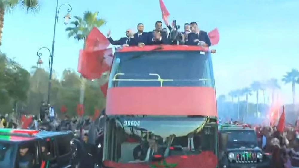 بالحافلة المكشوفة.. "أسود الأطلس" يجوبون شوارع الرباط وسط أعداد كبيرة من الجماهير المغربية