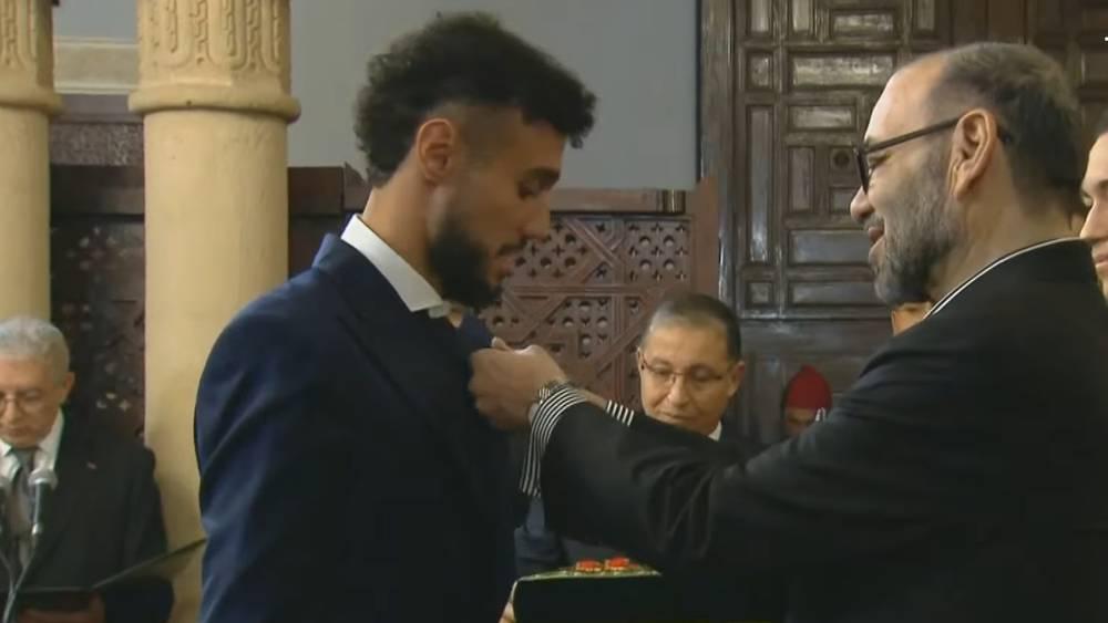 الملك محمد السادس يستقبل أعضاء المنتخب المغربي وأمهاتهم في القصر الملكي بالرباط ويوشح صدورهم بالأوسمة