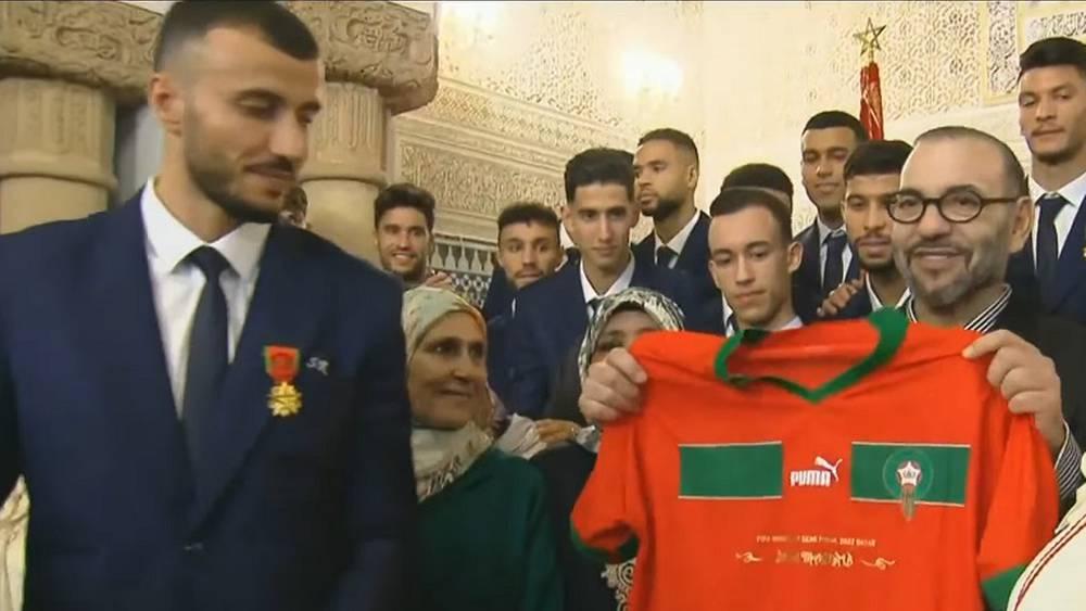 لاعبو المنتخب المغربي يهدون مجموعة من التذكارات للملك محمد السادس خلال حفل استقبالهم بالقصر الملكي في الرباط