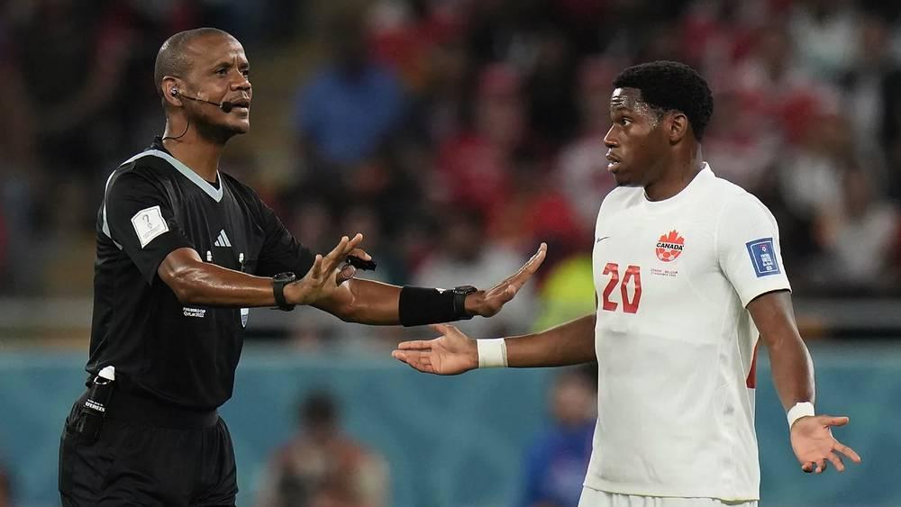 الزامبي جاني سيكازوي يُقرّر الاعتزال ووضع حد لمسيرته التحكيمية