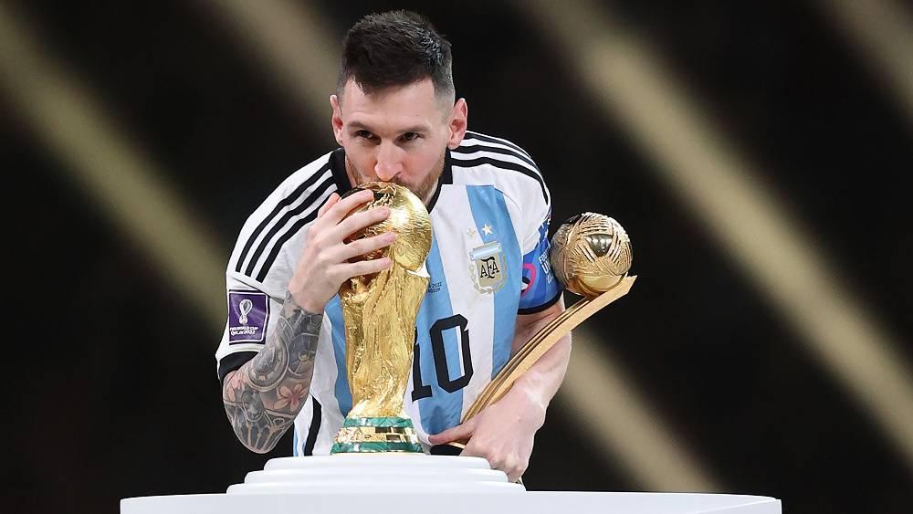 تقرير: "البنك المركزي بالأرجنتين يدرس طبع صورة ميسي على إحدى العملات النقدية بعد التتويج بكأس العالم"
