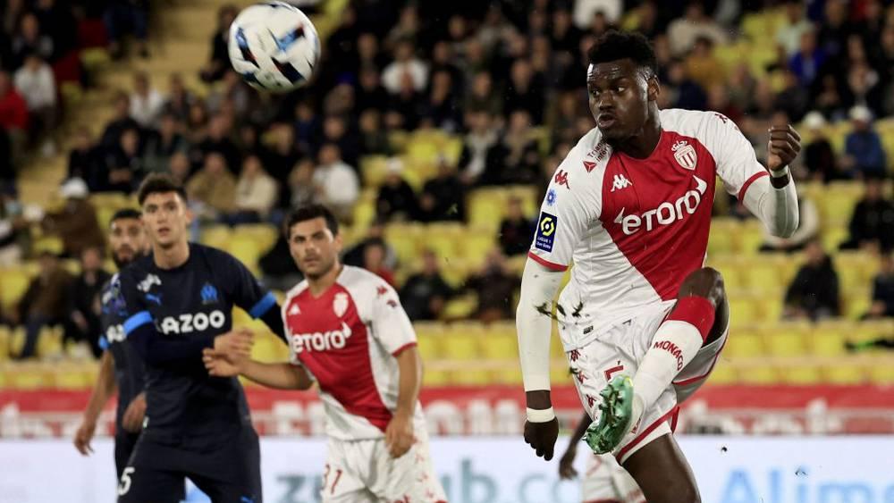 تشيلسي يتوصل لاتفاق من أجل ضم مُدافع موناكو الفرنسي "بينوا بادياشيل" مقابل 38 مليون يورو